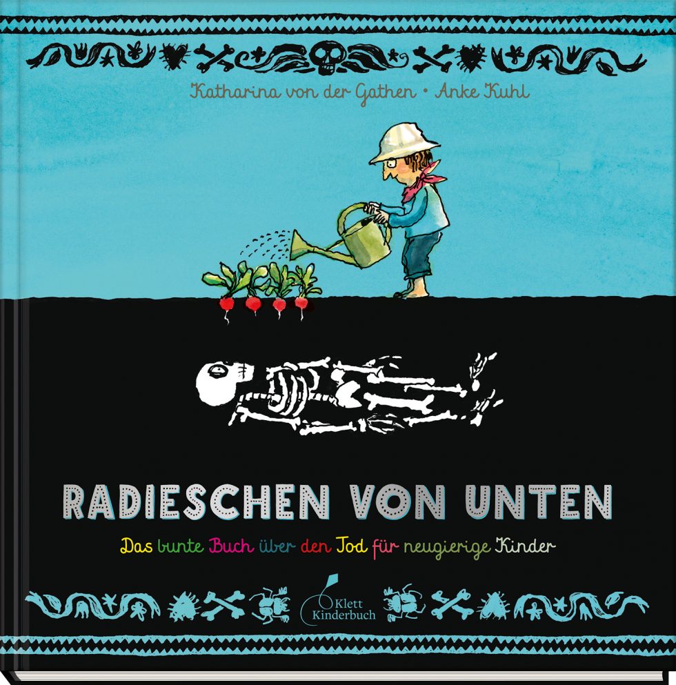 Radieschen von unten Titel-Cover. Ein Mann gießt Radieschen, unter den Radieschen ein Skelett.